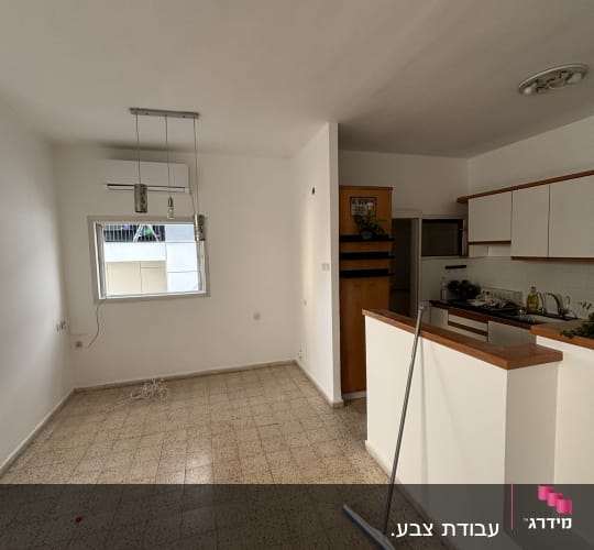 חדר ריק עם רצפה נקייה ומגב